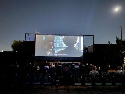 ...l�affetto ricevuto in questi giorni di stop ci ha fatto poi capire che l�Arena Airiciclotteri non � solo nostra: � invece di tutti coloro che, almeno una volta, si sono seduti sotto le stesse stelle che fanno da sfondo ai nostri film�
